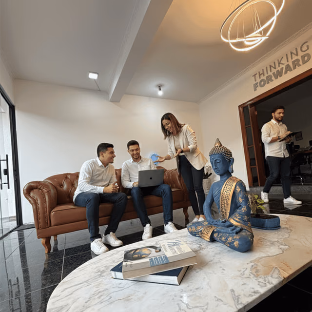 Equipe da Wys em uma conversa com notebook no espaço de convivência