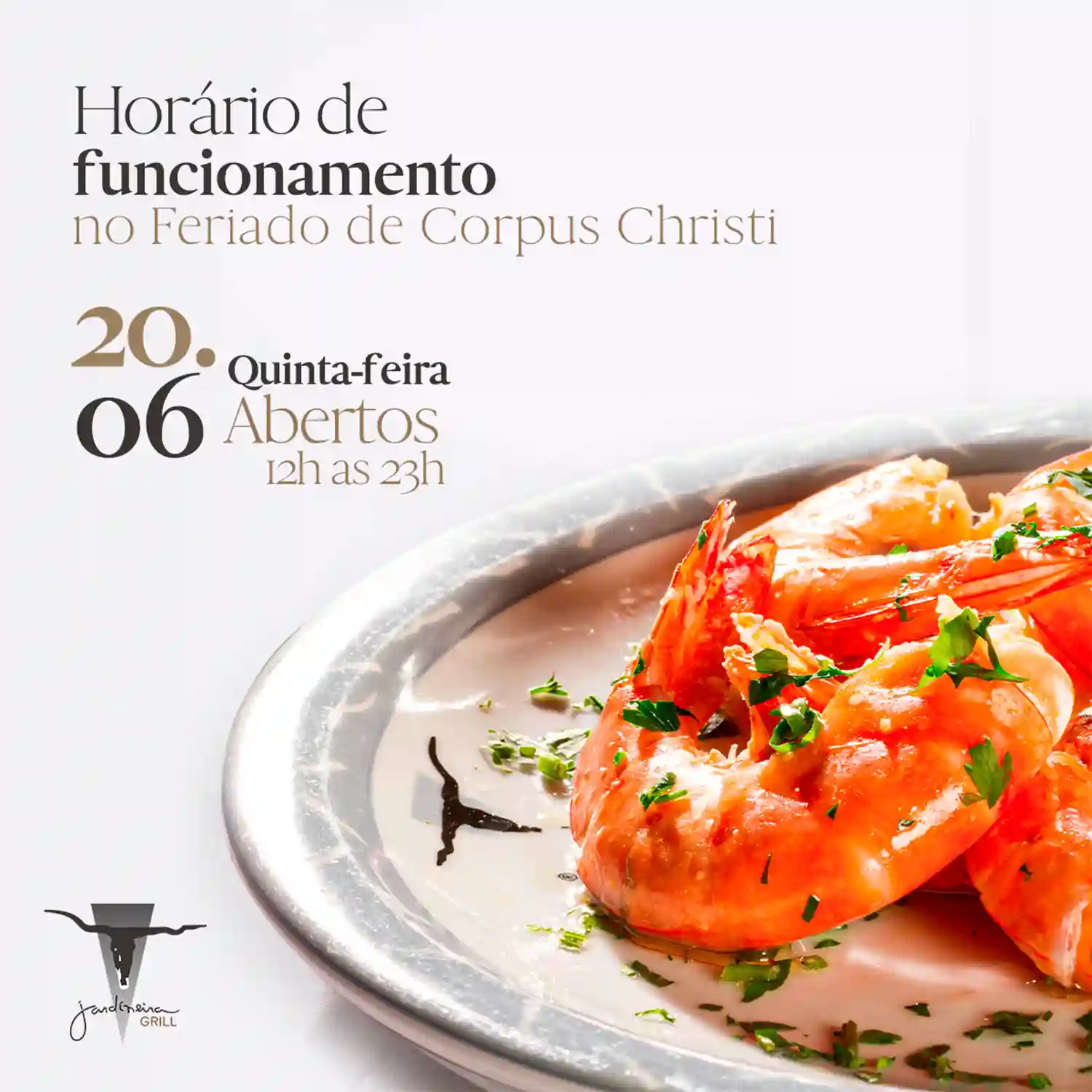 Peça de social media da Jadineira anunciando horário de funcionamento no feriado de Corpus Christi, sobre foto de um prato de camarões