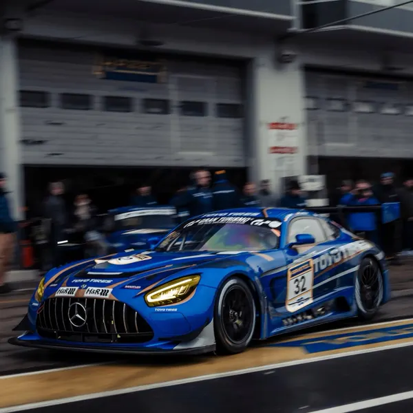 Campanha de marketing automotivo da Toyo Tires: carro de corrida no box
