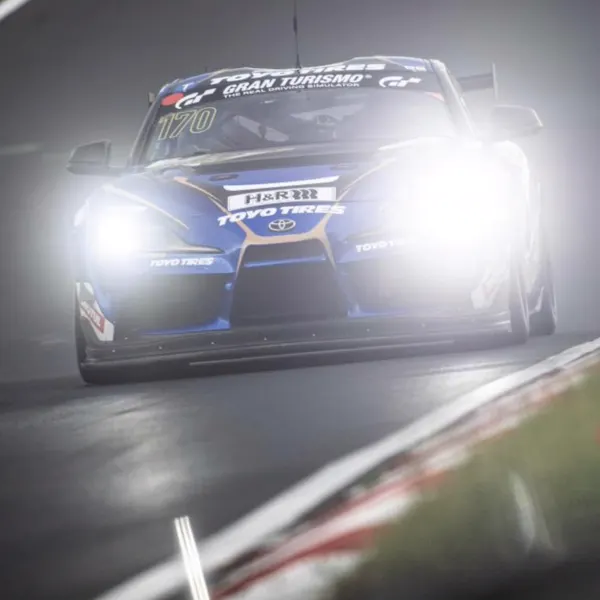 Campanha de marketing automotivo da Toyo Tires em corrida noturna