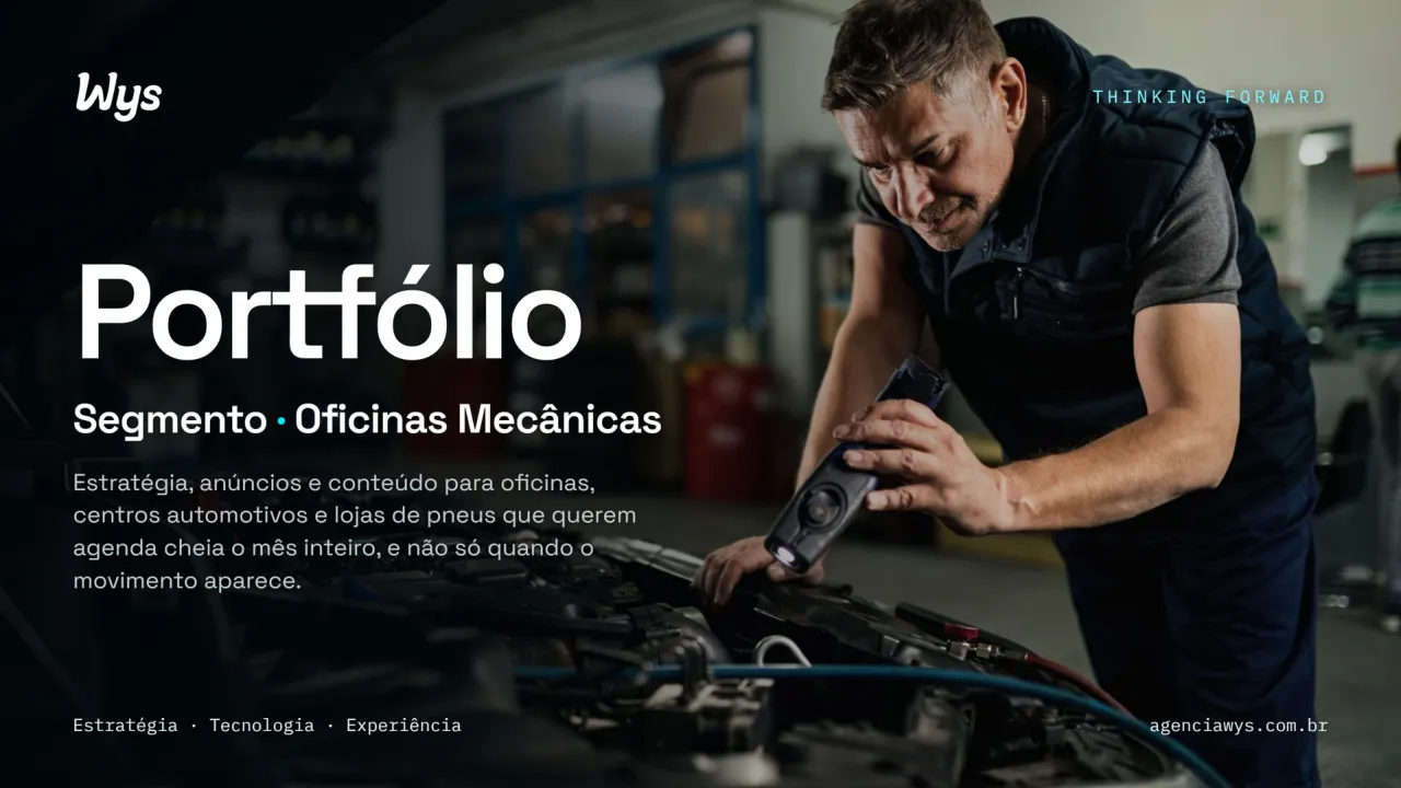 Capa do Portfólio Wys para oficinas mecânicas: mecânico inspecionando o motor de um carro.